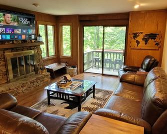 Relaxing 2-Bedroom Mountain Condo - Rockslide View - Jasper - Living room
