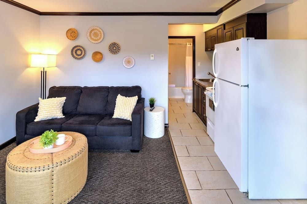 ليك سايد فيلا آند نورديك سبا - بينتيكتون - غرفة معيشة