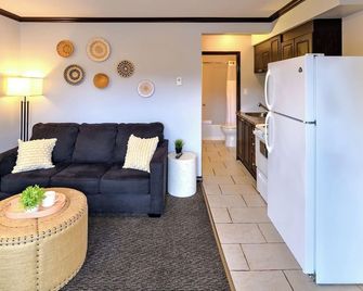 ليك سايد فيلا آند نورديك سبا - بينتيكتون - غرفة معيشة