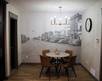 Modern & luxurious 2-bedroom apartment with WiFi, AC on Main Street in Platte. - Platte - Dining room