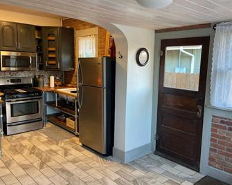 Comfortable historical home, centrally located - Twin Falls - Kitchen
