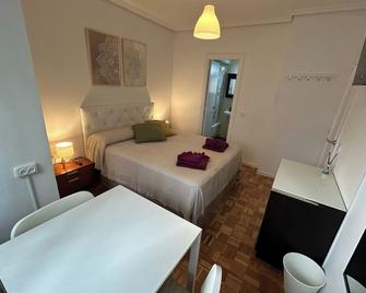 Habitaciones en Ferrocarril - Madrid - Habitación