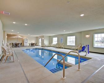 Cobblestone Hotel & Suites Pulaski/Green Bay - Pulaski - Pool
