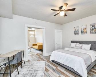 1 Bd Apt near forest park, Science Center & dining - St. Louis - Schlafzimmer