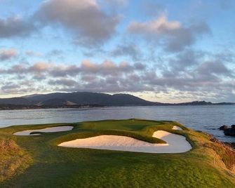 Pebble Cottage: New, Elegant, Steps away from Pebble Beach Lodge and Stevenson - Pebble Beach - Dining room