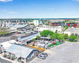 Chic Condo Minutes to Downtown Gruene & More - New Braunfels - Outdoor view