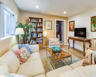 Hot Tub and Views Secret Garden Fort Bragg Cabin - Fort Bragg - Wohnzimmer