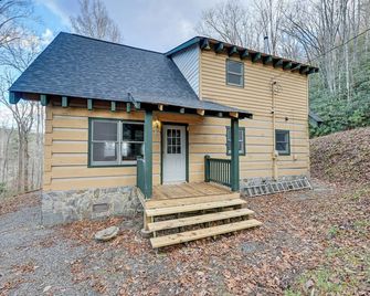 Rustic North Carolina Cabin w/ Fire Pit & Porch - Sylva - Gebouw
