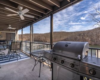 Unit B7 spacious 4bed/3bath condo perfect lakefront spot for family and friends - Osage Beach - Balcón