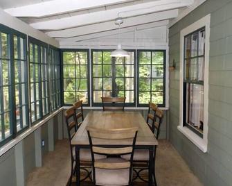 Rustic classic Maine cottage with 450' of shared sandy beach on Little Sebago - Gray - Comedor