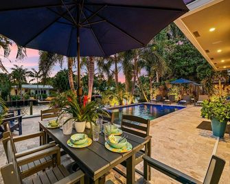 Heated Pool Modern Spacious Waterway Home Offering Comfort Style and Total Relaxation - Wilton Manors - Patio