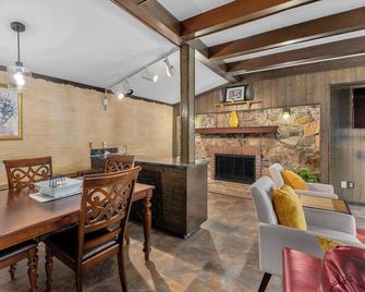 Stylish & Serene Bungalow - 2br - Fireplace - Backyard - Columbus - Dining room