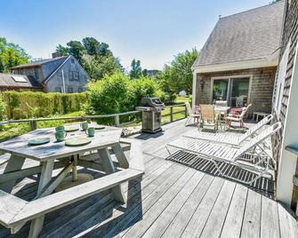 Beach Getaway with Private Backyard - Orleans - Balcon