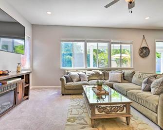 Spacious Folsom Getaway with Pool and Hot Tub! - Folsom - Wohnzimmer