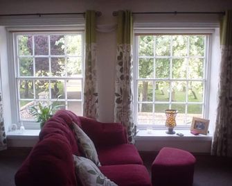 Stylish Historic Apartment - Sleeps 3 & Parking - Norwich - Living room