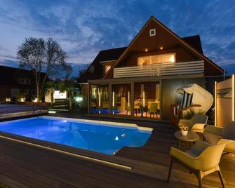 Ferienwohnung Haus zum Seehund mit Pool - Bensersiel - Pool