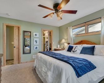 Cozy Lakeside Cabin w/ Fireplace & Great Views - Maple Lake - Habitación