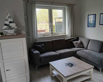 Great house with playground, canoe, wifi, bicycle shelter, prices incl. VAT. ER and NK - Otterndorf - Вітальня
