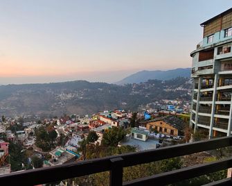 Hotel Shikhar & Restaurant Almora - Almora - Balcón