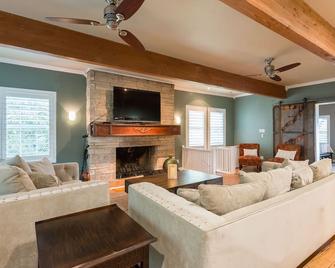 Renovated Historic Lakefront Gem Overlooking Lake Travis and Jones Brothers Park - Volente - Living room