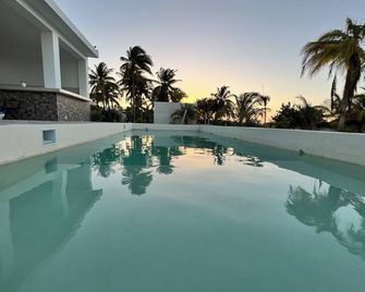 beachfront 3 bedroom house with terrace and pool in San Crisanto, Yucatán - Santa Clara - Pool
