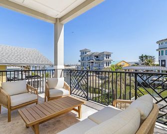 Heated Pool, Chefs Kitchen, Multi-Level Home| 260 Coastal Luxe Retreat - Fort Myers Beach - Balkon