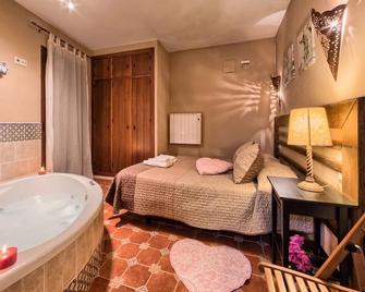 Ideal Couples, Jaccuzi In Room, Activities In Natural Environment - Zufre - Habitación