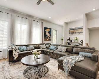 Modern Atlanta Home with Balcony 2 Mi to Downtown! - Atlanta - Wohnzimmer