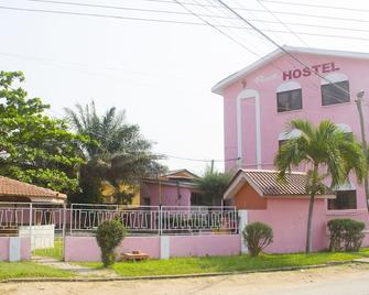 Pink Hostel - Acra - Edificio