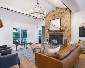 Respite Ranch: Private Pool, Hot Tub, Beach Access - Mattituck - Living room