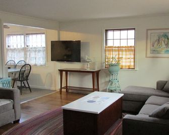 House in Marivista neighborhood, Teaticket. Walk to kayaking on Great Pond. - East Falmouth - Living room