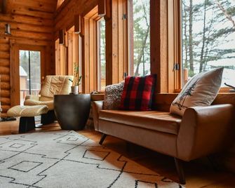 Clear Lake Cabin & Sandy Beach close to Tomahawk - Tomahawk - Living room