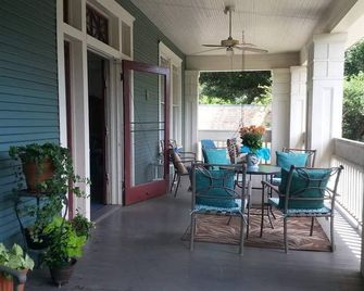 Large, charming 2-bedroom apartment with modern amenities within a historic home - Brenham - Terasa