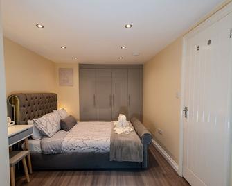 Cosy 1 Bedroom Basement Apartment With Private Patio Area - London - Bedroom