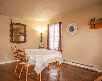 Charming 3bedroom 1.5bath house, AC, fitness room, WiFi, downtown Montrose, CO. - Montrose - Dining room