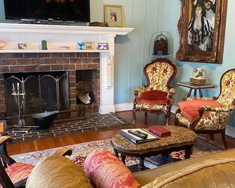 Victorian House Downtown; can include guest house- just ask! - Prescott - Living room