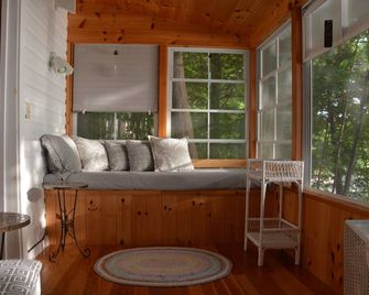 Sunset views and Private Beach on Lake Champlain - Colchester - Living room