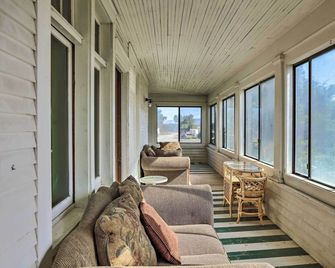 Wyoming Farmhouse Retreat! 10 Mi to Bighorn Canyon - Lovell - Living room
