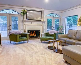 Centrally located, elegant, spacious, home, large screen tv, pool & ping pong! - Huntsville - Obývací pokoj