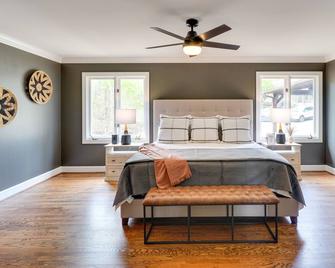 Spacious Waterfront Hyco Lake Retreat with Dock! - Roxboro - Bedroom