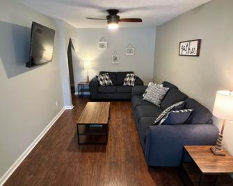 Gorgeous 2bd|wifi|country|family Friendly|pets Welcome|sleep 6|2 Miles To Mtsu - Murfreesboro - Sala de estar