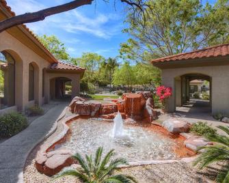 Modern condo near golf with a shared pool, hot tub - Catalina Foothills - Patio