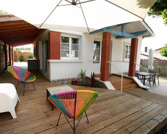 Cute and nicely furnished house with garden, 300m from the ocean beach - Hourtin - Innenhof