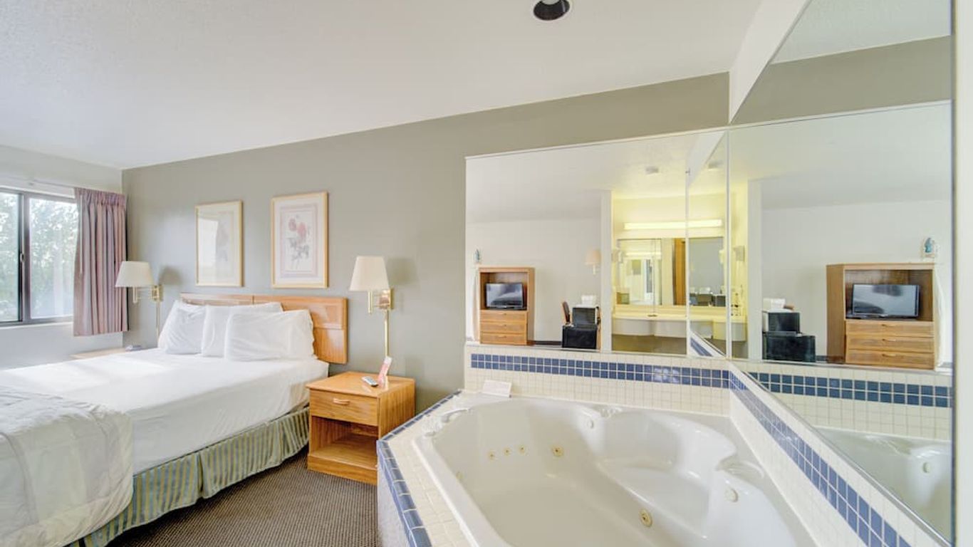 Capital O Amerihost Inn and Suites Fulton Hwy 54 MO