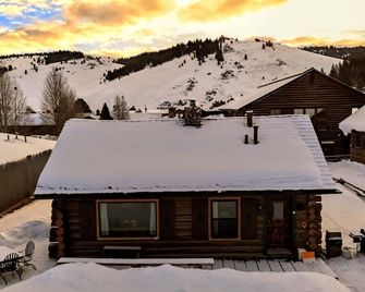Stanley Stays - The Wall Street Cabin - Stanley - Building