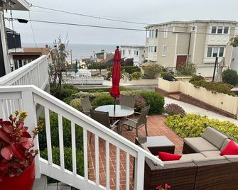 Steps to the sand! Luxury Ocean View home on walk-street! - Manhattan Beach - Балкон