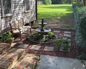 Private bedroom & kitchenette breakfast options - Breaux Bridge - Patio