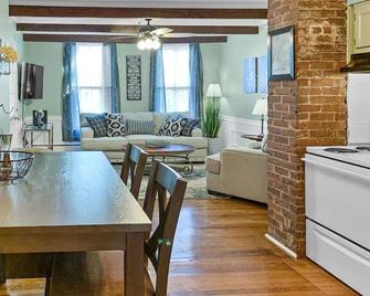 All New Private and Cozy in great location - Wallingford - Dining room