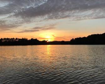 Cozy Cabin on Lake, relax and recharge. Enjoy boating, fishing and swimming. - LaFayette