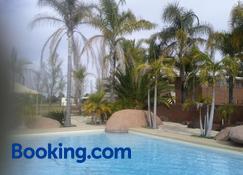 Hilltop Resort - Swan Hill - Piscina